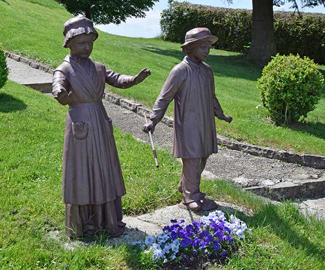 Hirtenkindern Melanie Calvat und Maximin Giraud bei klarem Wetter auf einem naheliegenden Berg bei La Salette-Fallavaux erschienen sein. 