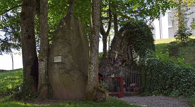 Mariengrotte zwischen Parkplatz und Wallfahrtskapelle La Salette bei Leutkirch