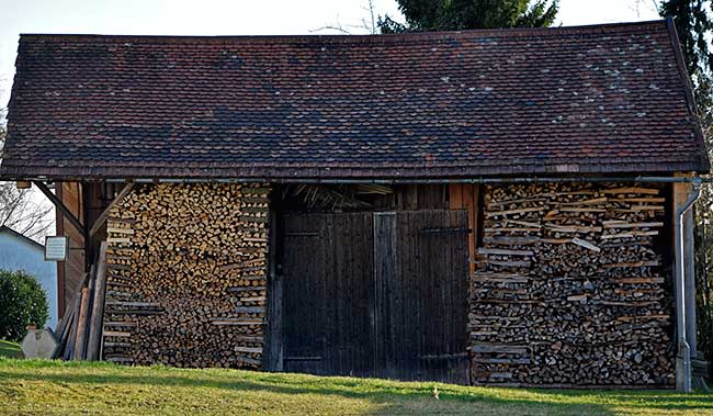 ein privater Holzstapel in Lindenberg