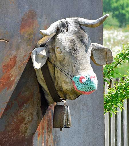 Kuhrona -> selbstgehäckelter Nasen-Mund-Schutz zu Corona Zeiten für Kühe am Skulpturenweg Maierhöfen