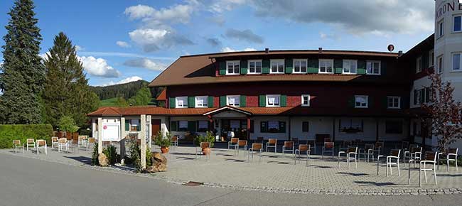 Landhotel Krone in Maierhöfen mit dem Protest "Leere Stühle", wo ein Tag später die Presse eingeladen ist