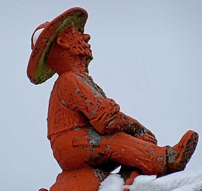 Dieser Zimmerer hat sein Holzhaus selber gebaut, ein Freund die Figur gemacht - Maierhöfen