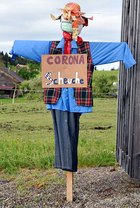 eine Vogelscheuche gegen Corona - Coronascheuche 2020 in Heimenkirch