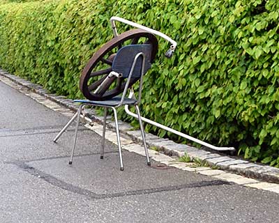 Stilleben mit Stuhl und Rad - Kunstwerk 1 am Eingang zur Jahnstrasse  