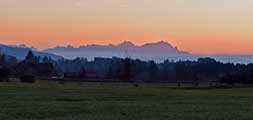 Panorama Alpenhauptkamm Allgäu - Sonnenuntergang mit Blick auf Maria Thann und den Säntis über dem Bodensee