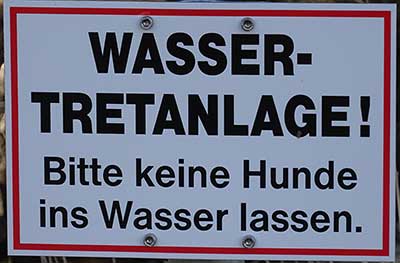 Bitte keine Hunde ins Wasserlassen, es könnte spritzen und dann könnte man nass werden in der Tretanlage - Buxheim 2020