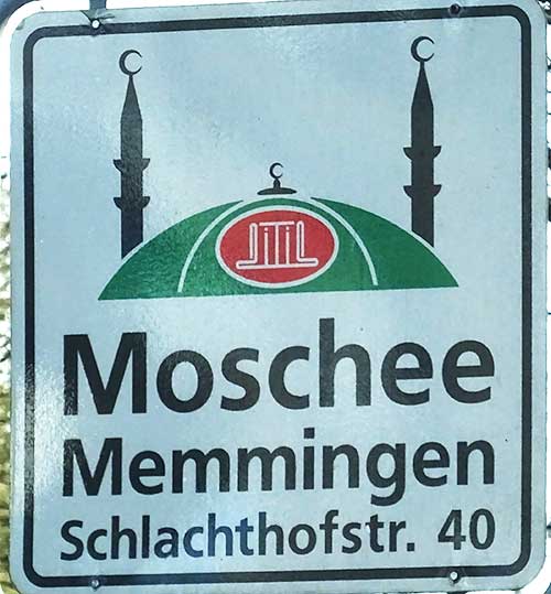 Etwas makaber - Die muslimische Gemeinschaft im Schlachthof - Hinweisschild auf Gottesdienste: Moschee in Memmingen