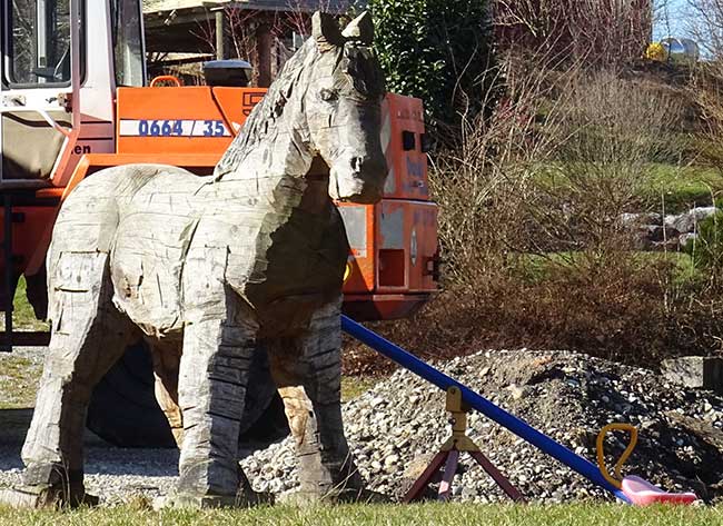 Mit der Kettensäge gescnitzes Reitschulpferd in Strassbauer MM