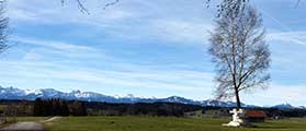 Panorama Alpenhauptkamm Allgäu - Blick vom Buchel über Marktoberdorf auf den Engellandeplatz und den Allgäuer Alpenhauptkamm