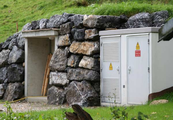 unscheinbares Äußeres des WKW Gschwendner Wasserfall - Bild klicken