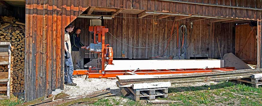 Mit einem Schnittstärkenrechner geht das Arbeiten schneller und genauer - Brettdicke eingeben und der Sägekopf fährt automatisch den nächsten Schnitt an. Mit einem elektrischen Vorschub ist die Geschwindigkeit stufenlos einstellbar.