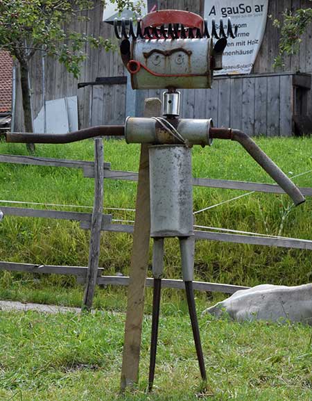 In Schönenbühl gibt es dieses Auspuff Männchen (Oberreute 2020) - nicht verwechseln mit dem Michelinmännchen