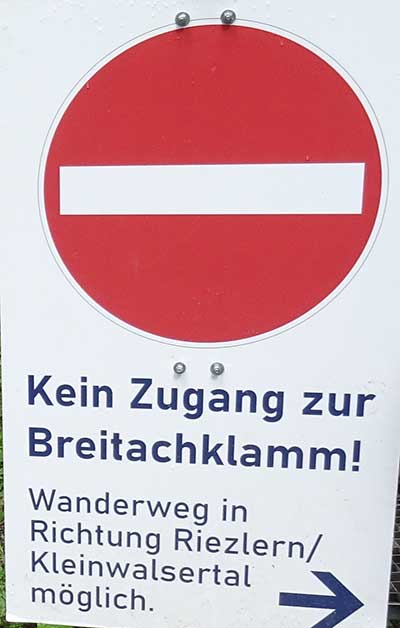 Wenn man von der Walserschanz (P2) direkt absteigt, steht man vor geschlossenen Toren. Kein guter Hinweis an der Walserschanz, vom P1 bis zur Walserschanz  ALLES Einbahn Verkehr ist und ich immer über Alpe Dornach zum Eingang der Breitchklamm gehen muss. Umwegzeit > 1 Stunde