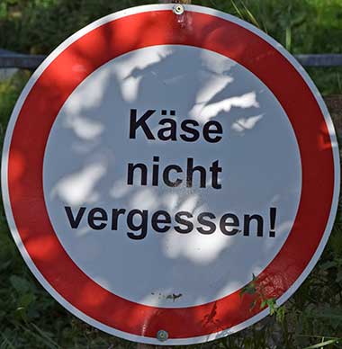 Käse nicht vergessen - Weiterfahren verboten ohne hier Käse zu kaufen auf der Schattwaldalpe - Sesselalpweg Oberstdorf 2020