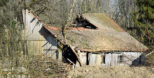 Opfenbach - teilweise eingestürzte Scheune, im Hintergrund die Gebetsstätte Wigratsbad gut erkennbar