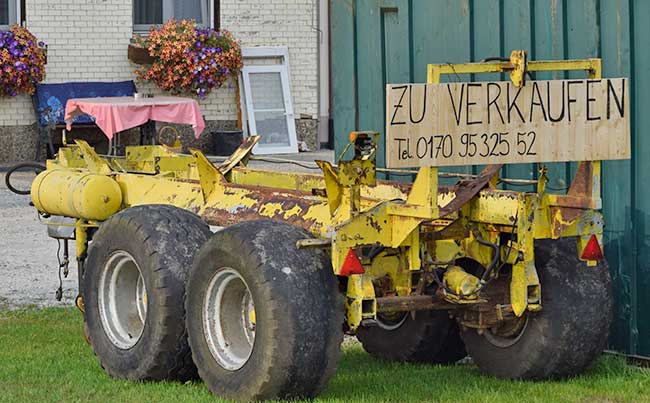 Güllefaßanhänger ohne Güllefass steht zum Verkauf in Opfenbach