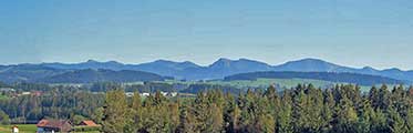 Panorama Alpenhauptkamm Allgäu - Blick vom Biohof Kohler mit seinem Campingplatz in Heimenkirch auf den Alpenhauptkamm mit der Nagelfluhkette