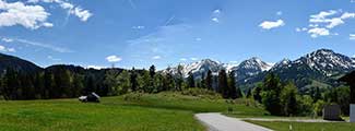 Panorama Alpenhauptkamm Allgäu - Blick aus Unterjoch auf die Berge vom Tannheimer Tal mit der Oma als Verkehrszeichen