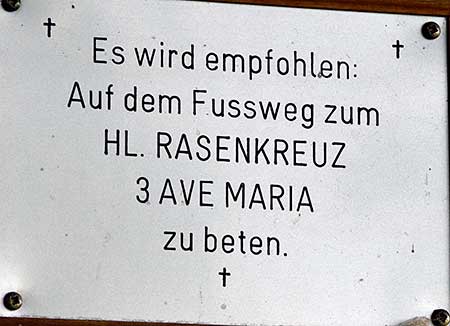 es ist nur 3 Ave Maria weit zum heiligen Rasenkreuz im Allgäu,  Je Hundehaufen ein Ave Maria beten!