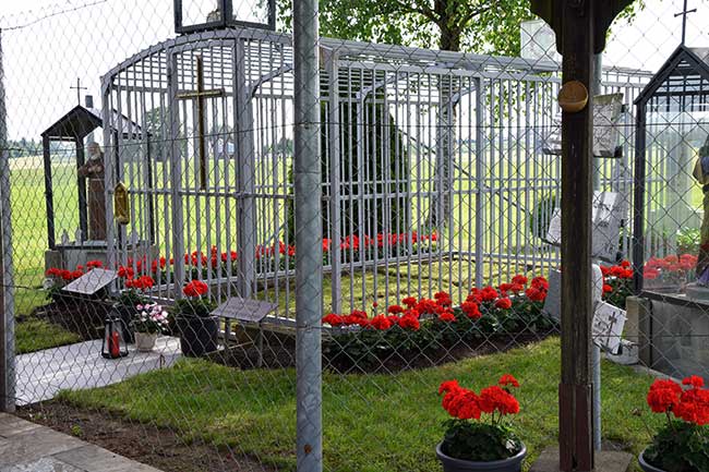 Einbrechern soll es so schwer wie möglich gemacht werden, heilige Grashalme zu stehlen - vom heiligen Rasenkreuz in der Gemeinde Argenbühl