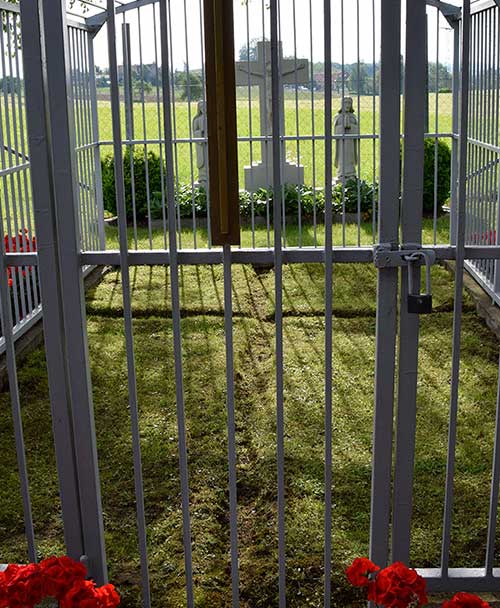 etwas krumm geratenes heilges Rasenkreuz in Christazhofen/Argenbühl