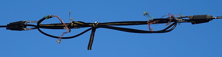 Auers B32 - Zerrissen Telekom Leitung provisorisch mit Steckklemmen repariert - hält schon mehr als 9 Monate Wind und Wetter aus