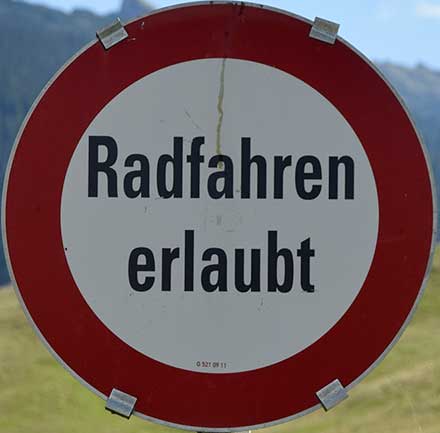 Auf dem Rundweg Schönenbach Vorsäß sind Autos verboten, aber Radler erlaubt! Bezau 2020
