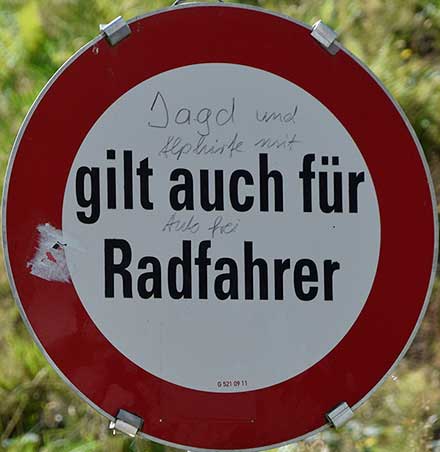 Auf den Seitenwegen Schönenbach Vorsäß sind ausdrücklich Radler und Mountainbiker verboten. Autos aber erlaubt. Bezau 2020
