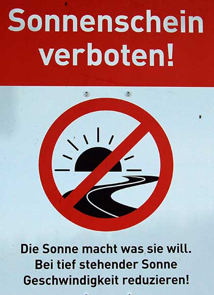 Siggener Höhe - Töff Fahrer (Motorradfahrer) werden hier auf die Blendung bei tiefstehender Sonne hingewiesen - Unfallschwerpunkt