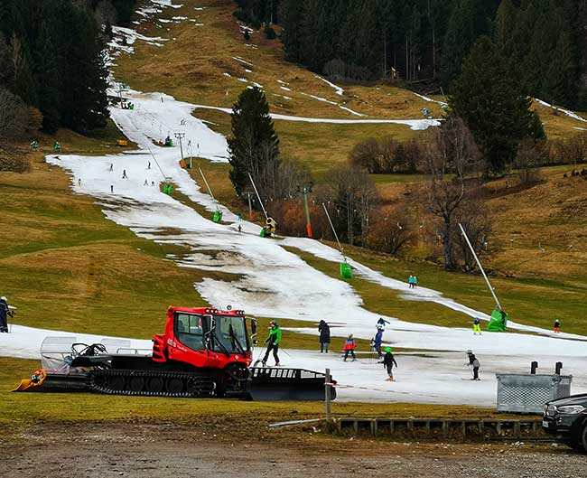 Schneemangel Feb 2020 und der Dorflift Bolsterlang läuft immer noch