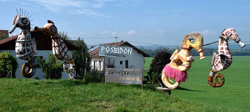 Seepferde stehen als Reste vom Faschingswagen "Poseidon" aus Burgratz zum Verkauf - Suzberger Fasching alle 10 Jahre