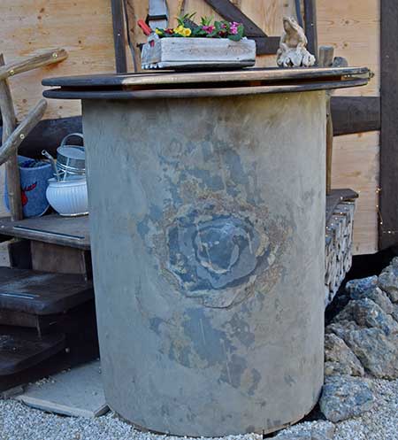 Tiny House Allgäu - Die Anhängerkupplung mit Original Steinfolie verkleidet und ein kleiner Teich oben drauf