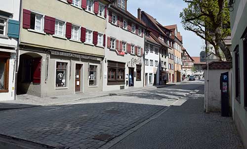 Wangen - Spitalstrasse - hier bekommt man am Mittag keinen Parkplatz mehr - Corona Zeit