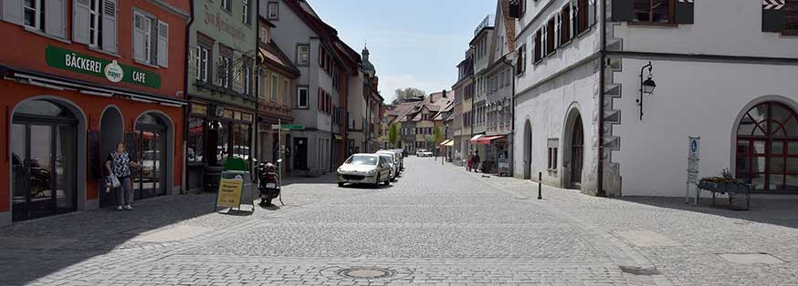 Wangen - Bindstrasse - hier gibt es weder Parkplätze, dafür aber dichtgedrängter Fussgängerverkehr zw. 12-13 Uhr - Coronazeit