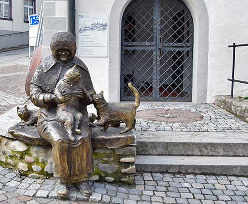 Maria Neff, die letzte Besitzerin der Eselmühle in Wangen, als Denkmal vor dem Stadtmuseum