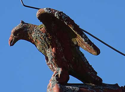 Was gehört auf das Dach eines Bauernhofes? Ein Adler natürlich - in Wangen gesehen 2020