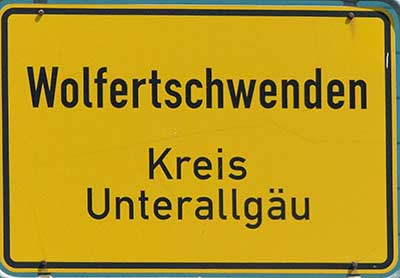 Ortsschild Wolfertschwenden - der Name sagt es: Wölfe waren hier - Wolfertschwenden ist eine Gemeinde im Unterallgäu