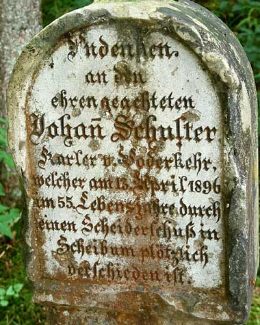 In Gedenkan an Johan Schuster der a, 13. April 1896 im 55. Lebensjahr an einen Scheiderschuss (verklemmte Bäume beim Flößen müssen gelöst werden - wenn es plötzlich passiert spricht man von Scheiderschuss) im Scheibum gestorben ist 