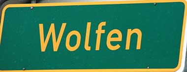 Ortseingangschild Wolfen - der Name sagt es: Wölfe waren hier - Wolfen ist Ortsteil von Altusried