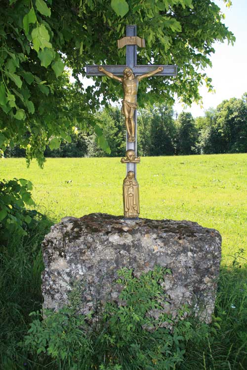 Ellhofen 2011 - auf dem Weg zum Ellhofer Tobel ein Totenschädel ans Kreuz geschraubt