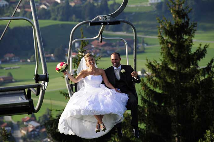Hochzeitspaar heiratet auf der Buchenbergalm und wird von der Buchenbergbahn gefahren.