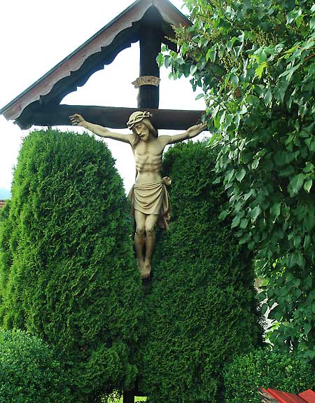 Eingewachsener Jesus am Kreuz in Simmerberg