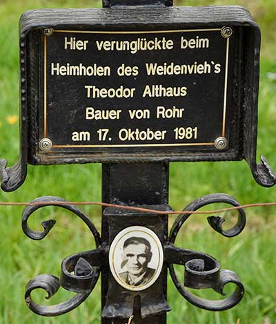Hier verunglückte beim Heimholen des Weideviehs Theodor Althaus, Bauer von Rohr am 17.10.1981 (Waltenhofen)