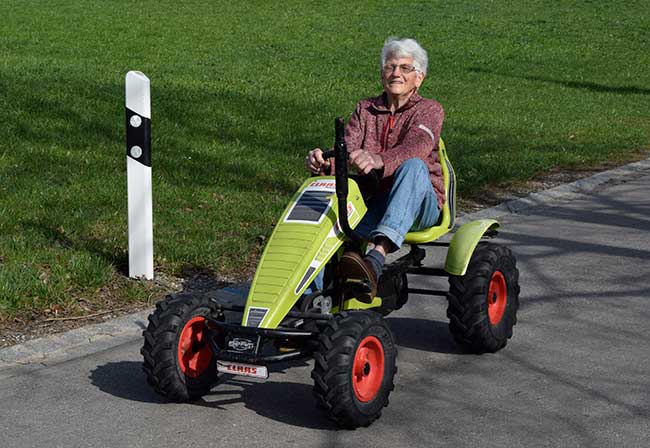 Gegenüber einem Rollator hat der Dino Car (Berg Toys) ungeahnte Vorteile für diese rüstige Rentnerin