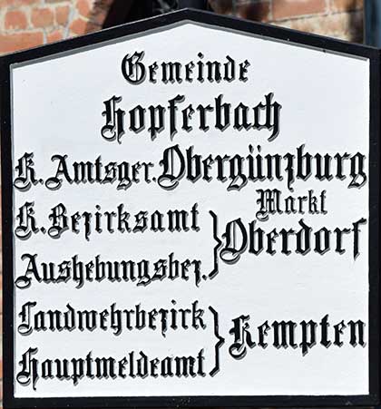 altes gußeisernes Ortsschild - Gemeinde Hopferbach 2019 vor der Kirche - Bild bitte klicken