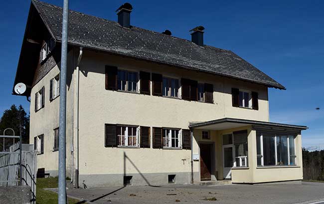 Staatsgrenze A - D - hier zwischen Langen (Vorarlberg) und Scheffau (Allgäu) mit einem Wohnhaus