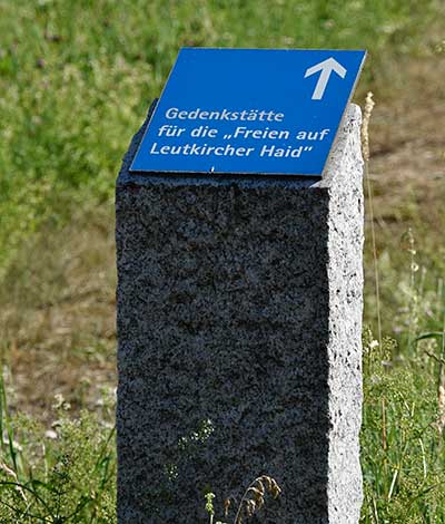 Die 7 umgebenden Bäume wurden 1993 anläßlich der 7100 Jahre Reichsstadt und 1200 Jahre Leutkirch von umliegenden Gemeinden gepflanzt