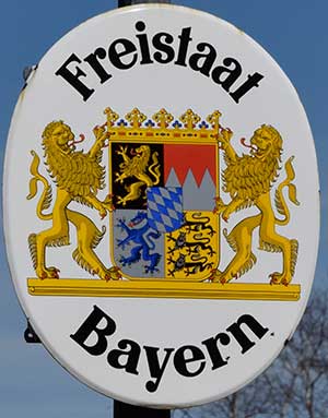 Staatsgrenze Deutschland mit Österreich. An der Staatsgrenze (Landesgrenze) beginnt Deutschland mit dem Freistaat Bayern.
