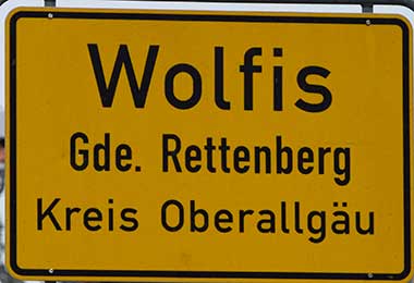Ortsschild Wolfis- der Name sagt es: Wölfe waren hier - Wolfis ist Ortsteil von Rettenberg