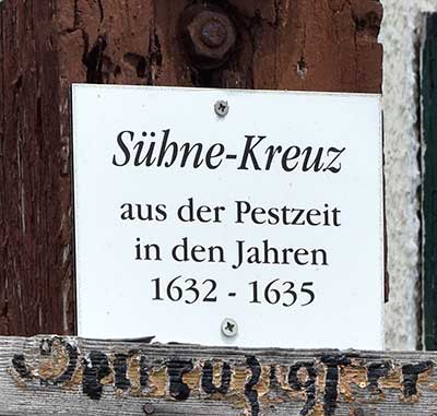 Ein Arma Christi Sühne Kreuz in Gedenken an die Pesttoten 1632 - 1635 im Ostallgäu - Hofen ist Ortsteil von Wald (Ostallgäu)